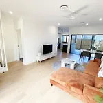Stunning 2Story Villa Near Canal
