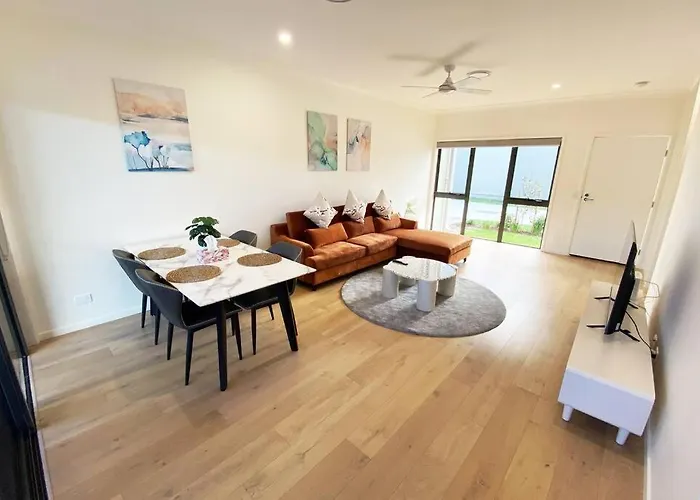 Stunning 2Story Villa Near Canal