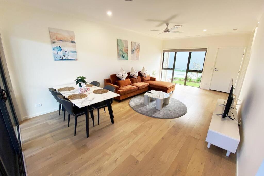 Holiday home Stunning 2story Near Canal Gold Coast
