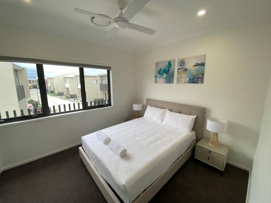 Stunning 2story Near Canal