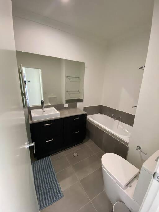 Stunning 2story Near Canal * Gold Coast