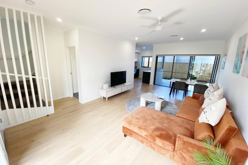 Holiday home Stunning 2story Near Canal Gold Coast