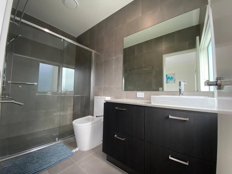 Holiday home Stunning 2story Near Canal Gold Coast