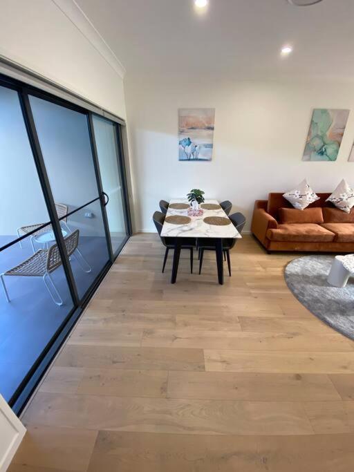 Stunning 2story Near Canal Holiday home
